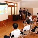 アジア出身の外国人28人が学ぶ「佐用日本語学校」(兵庫県佐用町久崎)でこのほど、佐用高校1年生との交流会が開かれた。同日本語学校にとって、町内の高校生との交流は初めて。互いに古里の魅力を紹介し、理解を深めた。