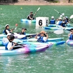 カヌー体験ができる兵庫県宍粟市波賀町の音水湖(おんずいこ)で27日、同市内の小学4~6年生19人を招いたカヌー教室が開かれた。子どもたちは心地よい風に吹かれながら湖上をすいすいと進み、冷たい水に触れて楽しいひとときを過ごした。