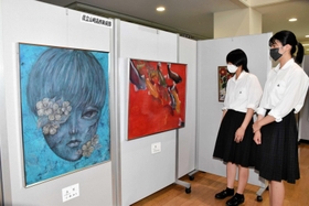 人物画や風景画など多彩な作品が並ぶ=宍粟市役所 人物画や風景画など多彩な作品が並ぶ=宍粟市役所