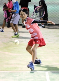 ソフトテニスの近畿小学生選手権大会・女子ダブルスで頂点に立った馬島汐理さん=上郡町竹万、上郡町スポーツセンター ソフトテニスの近畿小学生選手権大会・女子ダブルスで頂点に立った馬島汐理さん=上郡町竹万、上郡町スポーツセンター