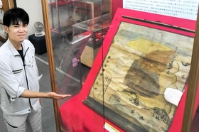 展示されている絵図と、企画した義紘明さん=有年考古館 展示されている絵図と、企画した義紘明さん=有年考古館