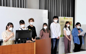 調査成果を報告する学生=関西福祉大 調査成果を報告する学生=関西福祉大