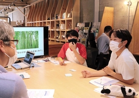 課題解決のアイデアを出し合い、ビジネスにする方法を考える高校生ら=佐用町佐用 課題解決のアイデアを出し合い、ビジネスにする方法を考える高校生ら=佐用町佐用
