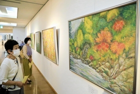 日本画や写真、書などの力作が並ぶ神崎郡美術協会展=イーグレひめじ 日本画や写真、書などの力作が並ぶ神崎郡美術協会展=イーグレひめじ