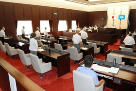 2度目の審議で住民投票条例案を可決した上郡町議会=上郡町大持 2度目の審議で住民投票条例案を可決した上郡町議会=上郡町大持