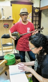 開店初日、お客さんに三線を披露する饒平名巖さん=赤穂市加里屋 開店初日、お客さんに三線を披露する饒平名巖さん=赤穂市加里屋