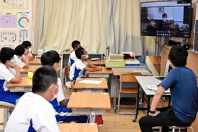 45年前の山津波について、中本恒夫さんからテレビ画面越しに体験談を聞く児童=一宮北小・中学校 45年前の山津波について、中本恒夫さんからテレビ画面越しに体験談を聞く児童=一宮北小・中学校