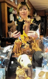 小西かよみさんが作った縫いぐるみを持つオカモトヨシコさん。未完成の作品もある=御崎ガラス舎 小西かよみさんが作った縫いぐるみを持つオカモトヨシコさん。未完成の作品もある=御崎ガラス舎