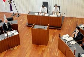 服部千秋町長(右)との異例の対立が解消されないまま退任する沖汐守彦教育長(左)=太子町議会の議場 服部千秋町長(右)との異例の対立が解消されないまま退任する沖汐守彦教育長(左)=太子町議会の議場