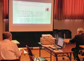 オンラインで講師と会場を結んだ公開講演会=たつの市龍野町上霞城 オンラインで講師と会場を結んだ公開講演会=たつの市龍野町上霞城