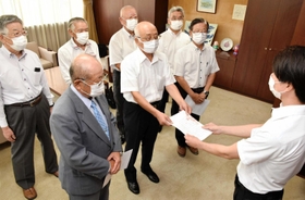 住民投票と衆院選の同時実施を求め、梅田修作町長(右)に要望書を手渡す住民ら=上郡町役場 住民投票と衆院選の同時実施を求め、梅田修作町長(右)に要望書を手渡す住民ら=上郡町役場