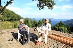 悠友山荘で「雲の上の音楽会」を開く大谷さん夫妻=神河町川上 悠友山荘で「雲の上の音楽会」を開く大谷さん夫妻=神河町川上