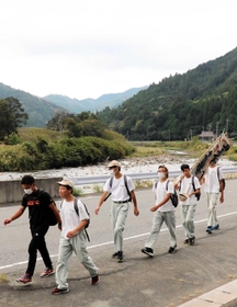 足の疲れにも負けず、千種川沿いを進む生徒ら=佐用町船越 足の疲れにも負けず、千種川沿いを進む生徒ら=佐用町船越