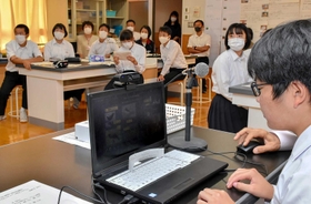 千種川流域の生態系などをモンゴルの中学生に発表する生徒たち=千種中学校 千種川流域の生態系などをモンゴルの中学生に発表する生徒たち=千種中学校