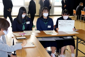 上郡町議との懇談会で町の活性化策などを話し合う高校生=上郡高校 上郡町議との懇談会で町の活性化策などを話し合う高校生=上郡高校