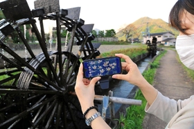 「新野水車の里」の前でも案内動画を再生できる=神河町新野 「新野水車の里」の前でも案内動画を再生できる=神河町新野