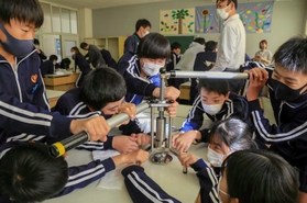 専用の搾り器でヒマワリの種から油を搾り取る児童=川辺小 専用の搾り器でヒマワリの種から油を搾り取る児童=川辺小
