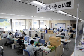 2016年に新設された「ひと・まち・みらい課」。住み続けられるまちへの模索が続く=神河町役場 2016年に新設された「ひと・まち・みらい課」。住み続けられるまちへの模索が続く=神河町役場