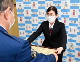 特殊詐欺の被害を防ぎ、感謝状を受ける福山奈美さん=宍粟署 特殊詐欺の被害を防ぎ、感謝状を受ける福山奈美さん=宍粟署