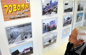 JR赤穂線の写真展で作品を展示している吉栖清美さん=JR播州赤穂駅 JR赤穂線の写真展で作品を展示している吉栖清美さん=JR播州赤穂駅