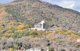 既存建物の活用の公募型プロポーザルが不調に終わった「赤とんぼ荘」=たつの市役所から撮影 既存建物の活用の公募型プロポーザルが不調に終わった「赤とんぼ荘」=たつの市役所から撮影