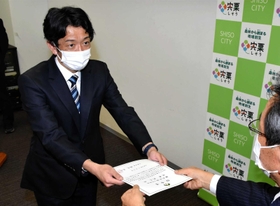「宍粟市営業部長」に任命された浅原武志さん=宍粟市役所 「宍粟市営業部長」に任命された浅原武志さん=宍粟市役所