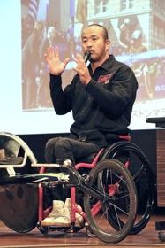 目標を持つ大切さを語る副島正純さん=上郡町生涯学習支援センター 目標を持つ大切さを語る副島正純さん=上郡町生涯学習支援センター
