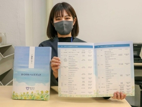 相生市が発行した「おくやみハンドブック」。必要な手続きを分かりやすくまとめている=同市役所 相生市が発行した「おくやみハンドブック」。必要な手続きを分かりやすくまとめている=同市役所