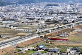 JR播但線と中国自動車道が交差する福崎町西治地区。奥には、柳田国男を育んだ辻川山と田原地区が見える(撮影・大山伸一郎) JR播但線と中国自動車道が交差する福崎町西治地区。奥には、柳田国男を育んだ辻川山と田原地区が見える(撮影・大山伸一郎)