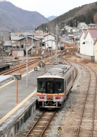 佐用方面に向かって出発する姫新線の列車。人とともにドラマも運ぶ=JR播磨新宮駅(撮影・大山伸一郎) 佐用方面に向かって出発する姫新線の列車。人とともにドラマも運ぶ=JR播磨新宮駅(撮影・大山伸一郎)
