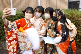 式典後に記念撮影する新成人=宍粟市山崎町鹿沢 式典後に記念撮影する新成人=宍粟市山崎町鹿沢