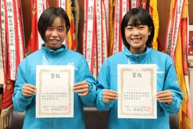 近畿中学生ソフトテニス選抜インドア大会で準優勝した石中亜沙美さん(右)と竹平碧純さん=那波中学校 近畿中学生ソフトテニス選抜インドア大会で準優勝した石中亜沙美さん(右)と竹平碧純さん=那波中学校