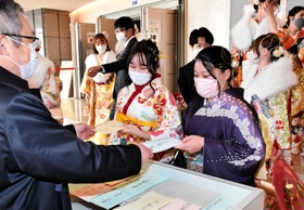 小学校時代の担任教諭らから、20歳の自分に宛てた手紙を受け取る新成人=アクアホール 小学校時代の担任教諭らから、20歳の自分に宛てた手紙を受け取る新成人=アクアホール