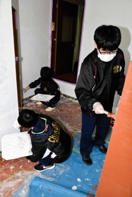 空き家の改修作業に汗を流す千種高校の生徒ら=宍粟市千種町千草 空き家の改修作業に汗を流す千種高校の生徒ら=宍粟市千種町千草