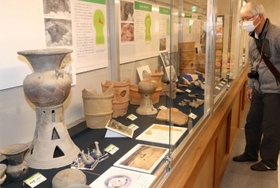 埴輪や勾玉など約250点が並ぶ特別展=赤穂市立有年考古館 埴輪や勾玉など約250点が並ぶ特別展=赤穂市立有年考古館