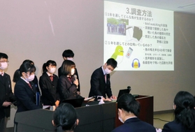 身近な自然や現象について、研究結果を発表する県立大付属中の3年生=上郡町光都3 身近な自然や現象について、研究結果を発表する県立大付属中の3年生=上郡町光都3