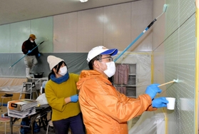 閉園した染河内幼稚園を地域の活動拠点として改装する地域住民たち=宍粟市一宮町能倉 閉園した染河内幼稚園を地域の活動拠点として改装する地域住民たち=宍粟市一宮町能倉