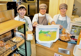 開店1周年を迎える松崎奈々さん(中央)と鳴瀧小百合さん(右)、新井緑さん=赤穂市塩屋 開店1周年を迎える松崎奈々さん(中央)と鳴瀧小百合さん(右)、新井緑さん=赤穂市塩屋