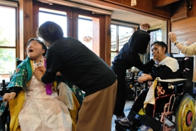 着付けなどは車いすに座ったまま行われた=たつの市揖西町 着付けなどは車いすに座ったまま行われた=たつの市揖西町