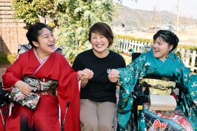 成人を迎えた新居真歩さん(右)と華歩さん(左)。2人の着付けや化粧は宮本淑美さん(中央)らが担った=たつの市揖西町 成人を迎えた新居真歩さん(右)と華歩さん(左)。2人の着付けや化粧は宮本淑美さん(中央)らが担った=たつの市揖西町