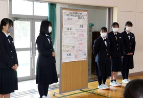 相生市の活性化策を発表する生徒=相生高校 相生市の活性化策を発表する生徒=相生高校