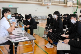 多様な職種の講師から、仕事のやりがいや日々の業務について聞く生徒=佐用高校 多様な職種の講師から、仕事のやりがいや日々の業務について聞く生徒=佐用高校