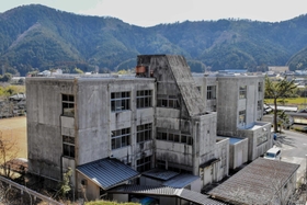 長水山の登山道から見える伊水小学校。児童の成長には地域住民らの支えがあった=宍粟市山崎町宇野 長水山の登山道から見える伊水小学校。児童の成長には地域住民らの支えがあった=宍粟市山崎町宇野