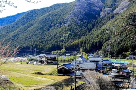 過疎化が進む神河町の山間部。人口減抑制に向け、町議への期待は大きい=神河町内 過疎化が進む神河町の山間部。人口減抑制に向け、町議への期待は大きい=神河町内