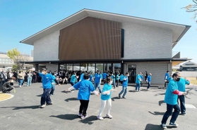新施設の完成を祝ってダンスを披露する利用者=たつの市龍野町富永 新施設の完成を祝ってダンスを披露する利用者=たつの市龍野町富永