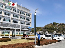 再生可能エネルギーによる地域課題解決に向けて実証実験中のオフグリッド電源ポール=宍粟市役所 再生可能エネルギーによる地域課題解決に向けて実証実験中のオフグリッド電源ポール=宍粟市役所