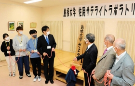 「さよラボ」の看板をお披露目する作野広和教授(左から4人目)ら=佐用町豊福 「さよラボ」の看板をお披露目する作野広和教授(左から4人目)ら=佐用町豊福