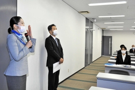全日空での経験を話した山本嘉奈慧さん(左)と姫路女学院の石本昌嗣部長=関西福祉大 全日空での経験を話した山本嘉奈慧さん(左)と姫路女学院の石本昌嗣部長=関西福祉大