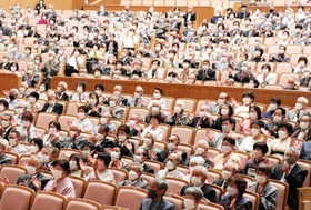 一本締めで結婚50年を祝う参加者=赤とんぼ文化ホール 一本締めで結婚50年を祝う参加者=赤とんぼ文化ホール