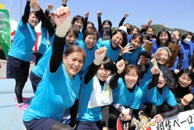 親子3世代で出場した(前列左から)大西佐登美さん、板垣慧さん、美紀さん=相生市桜ケ丘町(撮影・大山伸一郎) 親子3世代で出場した(前列左から)大西佐登美さん、板垣慧さん、美紀さん=相生市桜ケ丘町(撮影・大山伸一郎)